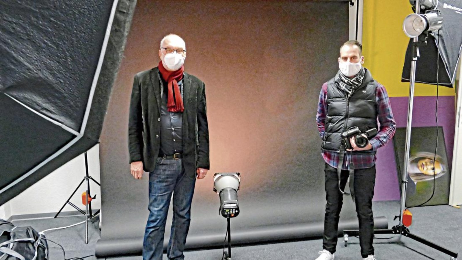Sebastian Seibel fotografiert, Gerhard Baral (links) zieht die Strippen: Die beiden Kulturschaffenden Pforzheims bringen die bundesweite Aktion #kulturgesichter in die Stadt.  Foto: Roth