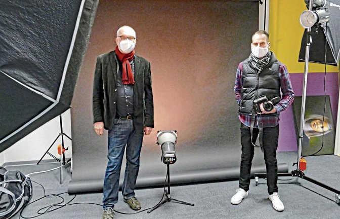 Sebastian Seibel fotografiert, Gerhard Baral (links) zieht die Strippen: Die beiden Kulturschaffenden Pforzheims bringen die bundesweite Aktion #kulturgesichter in die Stadt.  Foto: Roth