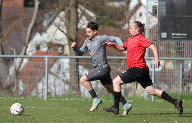 Für Cihat Aytac (links) und den TSV Enzweihingen steht am Samstag das erste Vorbereitungsspiel auf dem Programm. <span class='image-autor'>Foto: Dittrich</span>