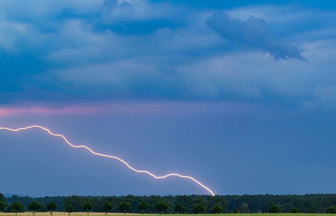 Der Vorhersage des Deutschen Wetterdienstes zufolge ziehen ab Donnerstagnachmittag schwere Gewitter auf.<span class='image-autor'>Patrick Pleul/dpa</span>