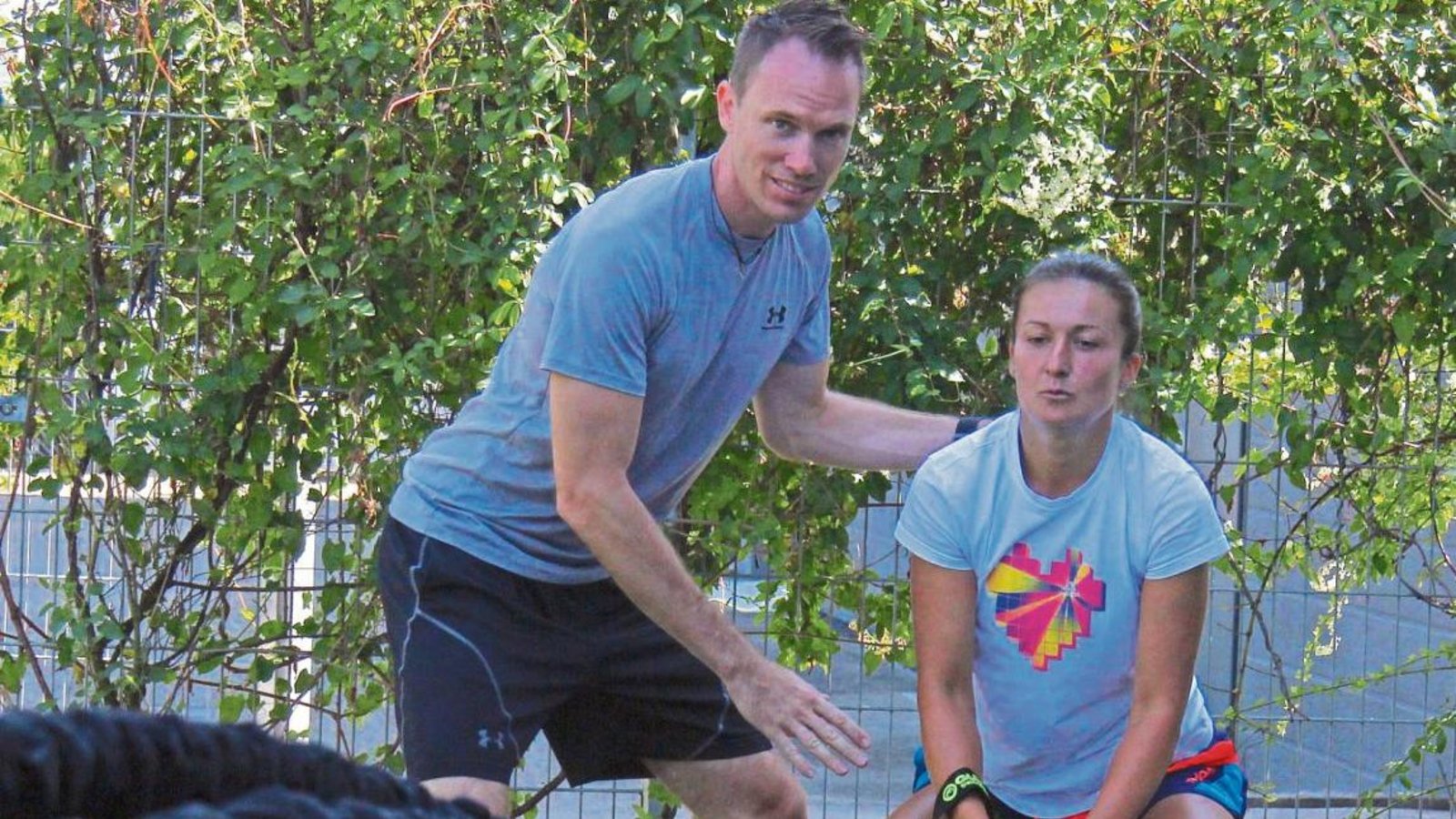 Fitnesstrainer Jochen Neff (links) arbeitet bei Dalila Jakupovic mit Tauen, um ihren Oberkörper und ihren Rumpf zu kräftigen. Foto: Nachreiner