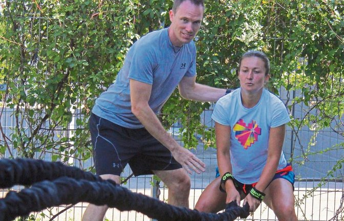 Fitnesstrainer Jochen Neff (links) arbeitet bei Dalila Jakupovic mit Tauen, um ihren Oberkörper und ihren Rumpf zu kräftigen. Foto: Nachreiner