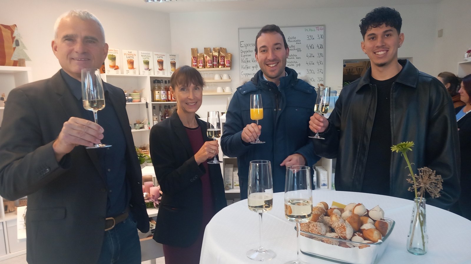 Stoßen auf den Pop-up-Store in der Großsachsenheimer Innenstadt an (von links): Bürgermeister Holger Albrich, Ladenbetreiberin Corinna Hofer, Wirtschaftsförderer Arved Oestringer und Francesco Rossignuolo vom Team Wirtschaftsförderung und Tourismus Foto: Glemser Stoßen auf den Pop-up-Store in der Großsachsenheimer Innenstadt an (von links): Bürgermeister Holger Albrich, Ladenbetreiberin Corinna Hofer, Wirtschaftsförderer Arved Oestringer und Francesco Rossignuolo vom Team Wirtschaftsförderung und Tourismus Foto: Glemser