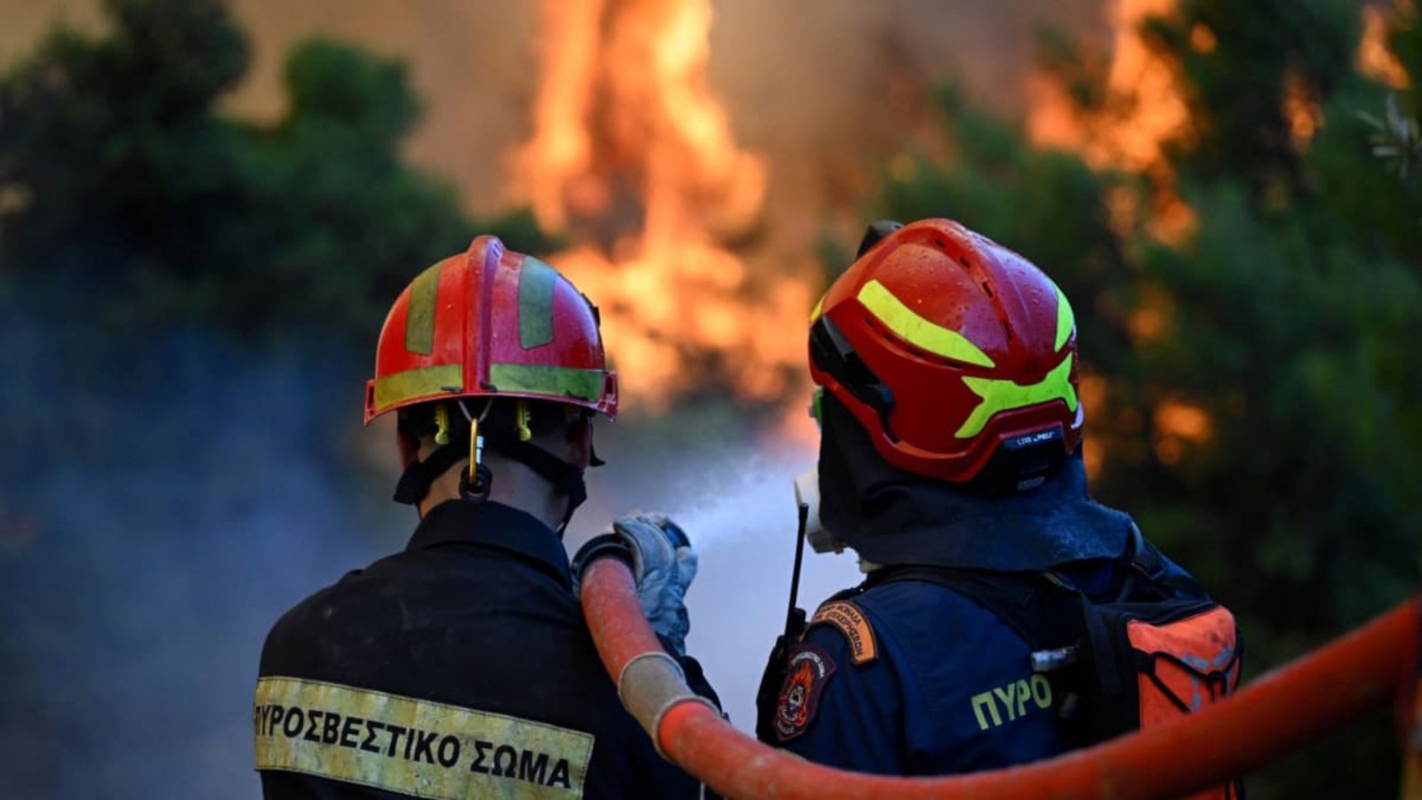 Feuerwehrleute kämpfen in Griechenland gegen ein sogenanntes Mega-Feuer an.Michael Varaklas/AP/dpa Feuerwehrleute kämpfen in Griechenland gegen ein sogenanntes Mega-Feuer an.Michael Varaklas/AP/dpa