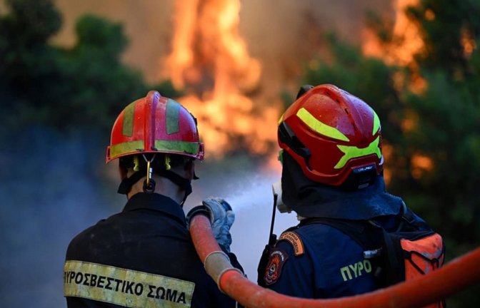 Feuerwehrleute kämpfen in Griechenland gegen ein sogenanntes Mega-Feuer an.<span class='image-autor'>Michael Varaklas/AP/dpa</span>