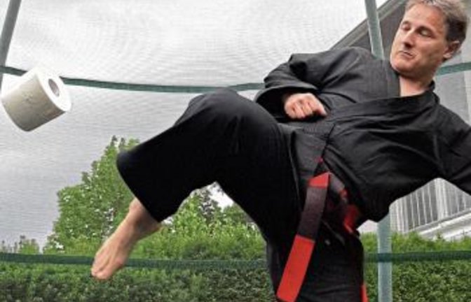 Achim Haubennestel hat bei virtuellen Wettkämpfen Gefallen an der Klopapier-Kick-Challenge gefunden.  Foto: Archiv/privat