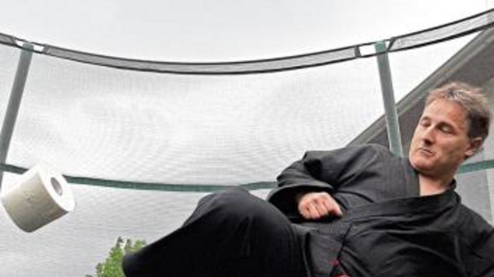 Achim Haubennestel hat bei virtuellen Wettkämpfen Gefallen an der Klopapier-Kick-Challenge gefunden. Foto: Archiv/privat Achim Haubennestel hat bei virtuellen Wettkämpfen Gefallen an der Klopapier-Kick-Challenge gefunden. Foto: Archiv/privat