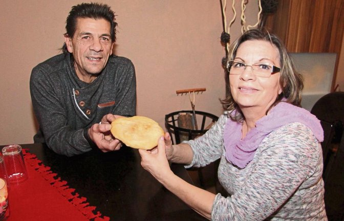 Dana Kovac und ihr Bruder Vasko Gavrilov mit dem traditionellen Gottesbrot.  Foto: Gergen