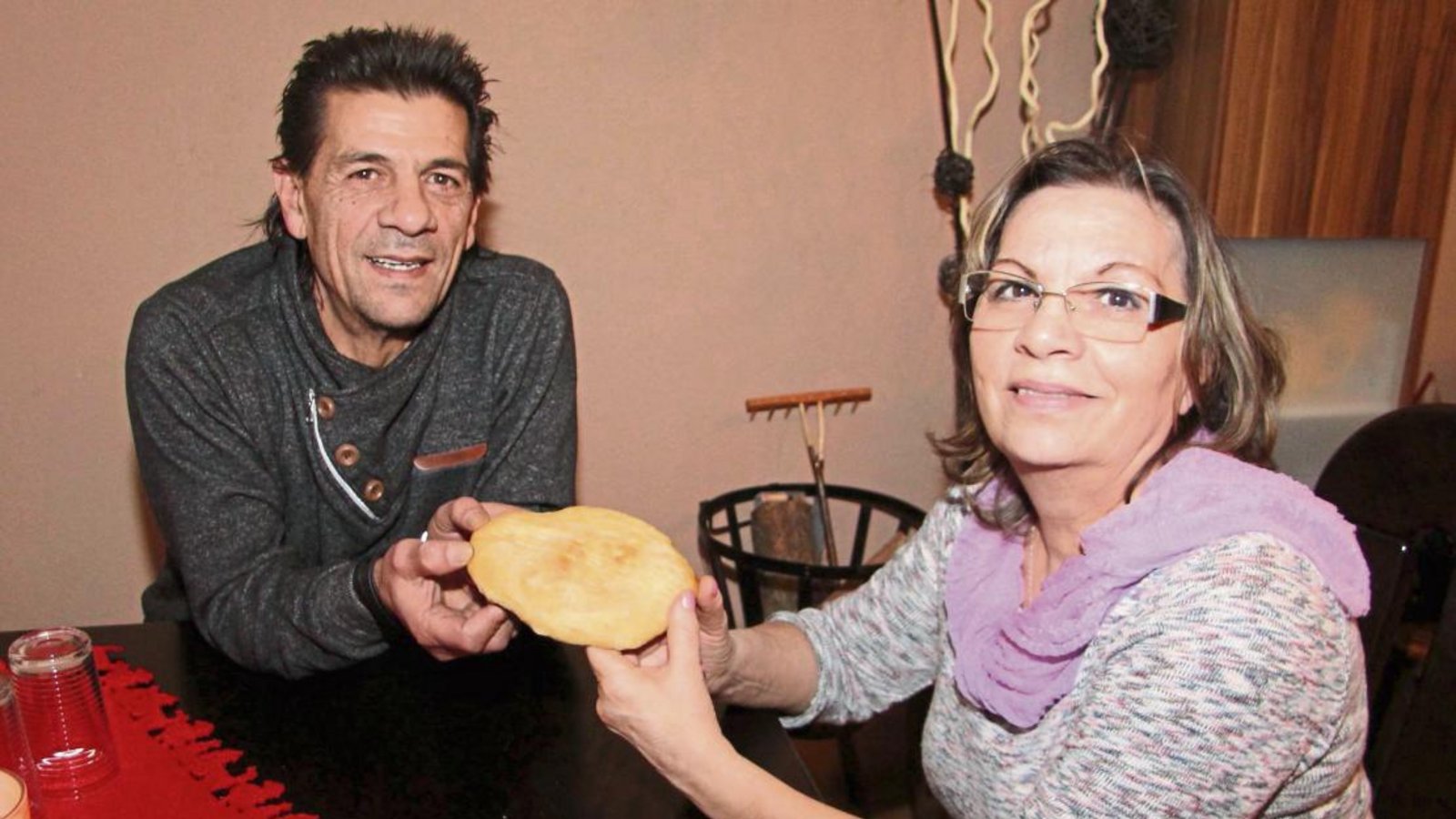 Dana Kovac und ihr Bruder Vasko Gavrilov mit dem traditionellen Gottesbrot. Foto: Gergen Dana Kovac und ihr Bruder Vasko Gavrilov mit dem traditionellen Gottesbrot. Foto: Gergen