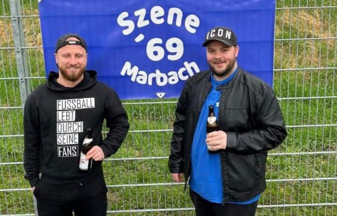 Die "Fan-Szene 69" beim FC Marbach ist überschaubar, dabei aber mit um so mehr Herzblut bei der Sache wie die beiden Gründer Florian Spielberger (links) und Tim Notacker<span class='image-autor'>privat</span>