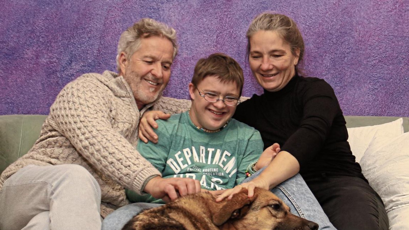 Gemeinsam glücklich: Papa Guido Kunkel, Sohn Wendin, Mama Katja Berg-Kunkel und Hündin Lina, die das Foto keinesfalls verpassen will. Foto: Rieger Gemeinsam glücklich: Papa Guido Kunkel, Sohn Wendin, Mama Katja Berg-Kunkel und Hündin Lina, die das Foto keinesfalls verpassen will. Foto: Rieger