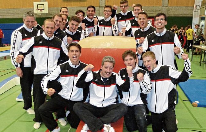 Die Turner der TG Ingersheim/Sersheim um ihren Betreuer Fred Bulling (vorne Mitte) bejubeln den Klassenerhalt in der Bezirksliga über die Relegation. Foto: privat