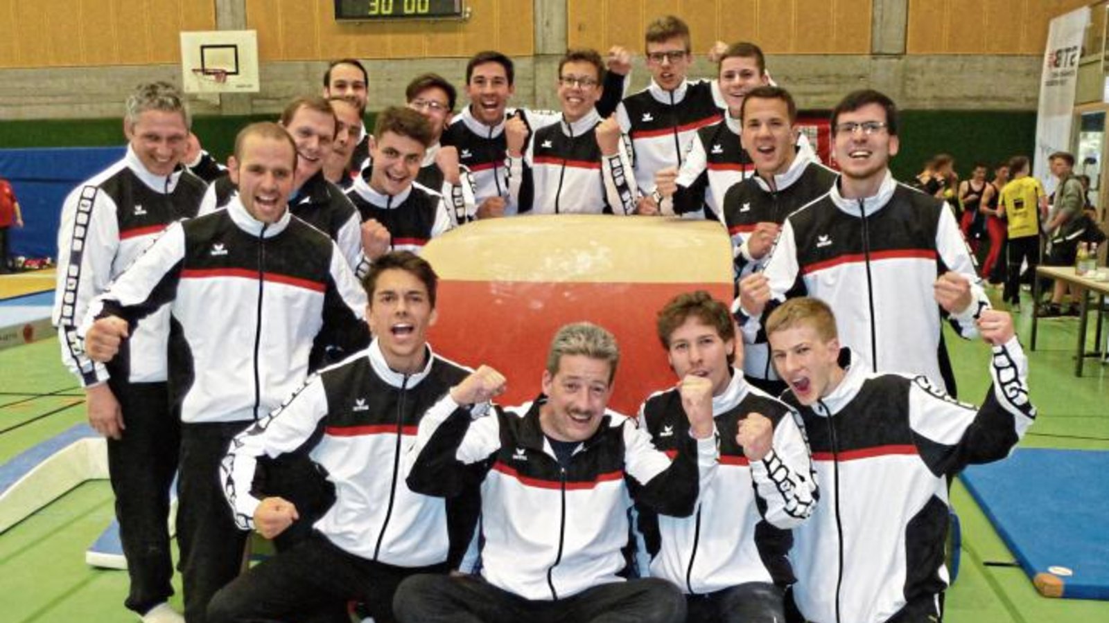 Die Turner der TG Ingersheim/Sersheim um ihren Betreuer Fred Bulling (vorne Mitte) bejubeln den Klassenerhalt in der Bezirksliga über die Relegation. Foto: privat Die Turner der TG Ingersheim/Sersheim um ihren Betreuer Fred Bulling (vorne Mitte) bejubeln den Klassenerhalt in der Bezirksliga über die Relegation. Foto: privat
