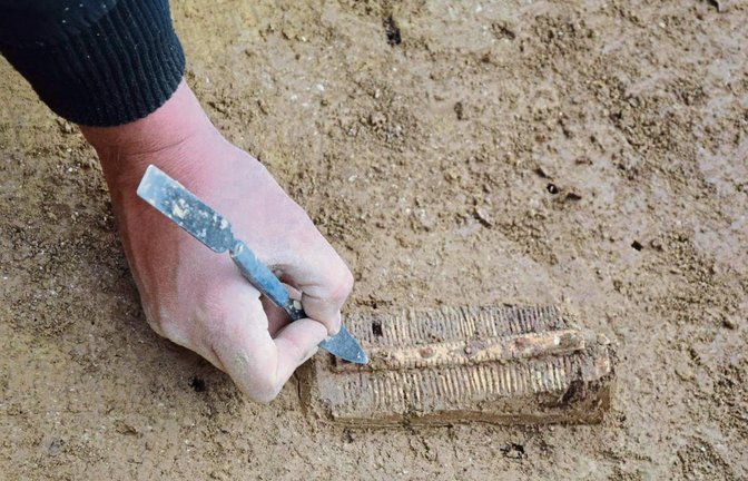 Unter anderem fanden die Forscher diesen aus Knochen geschnitzten Kamm.  Fotos: R. Ortutai / Archäograph GbR