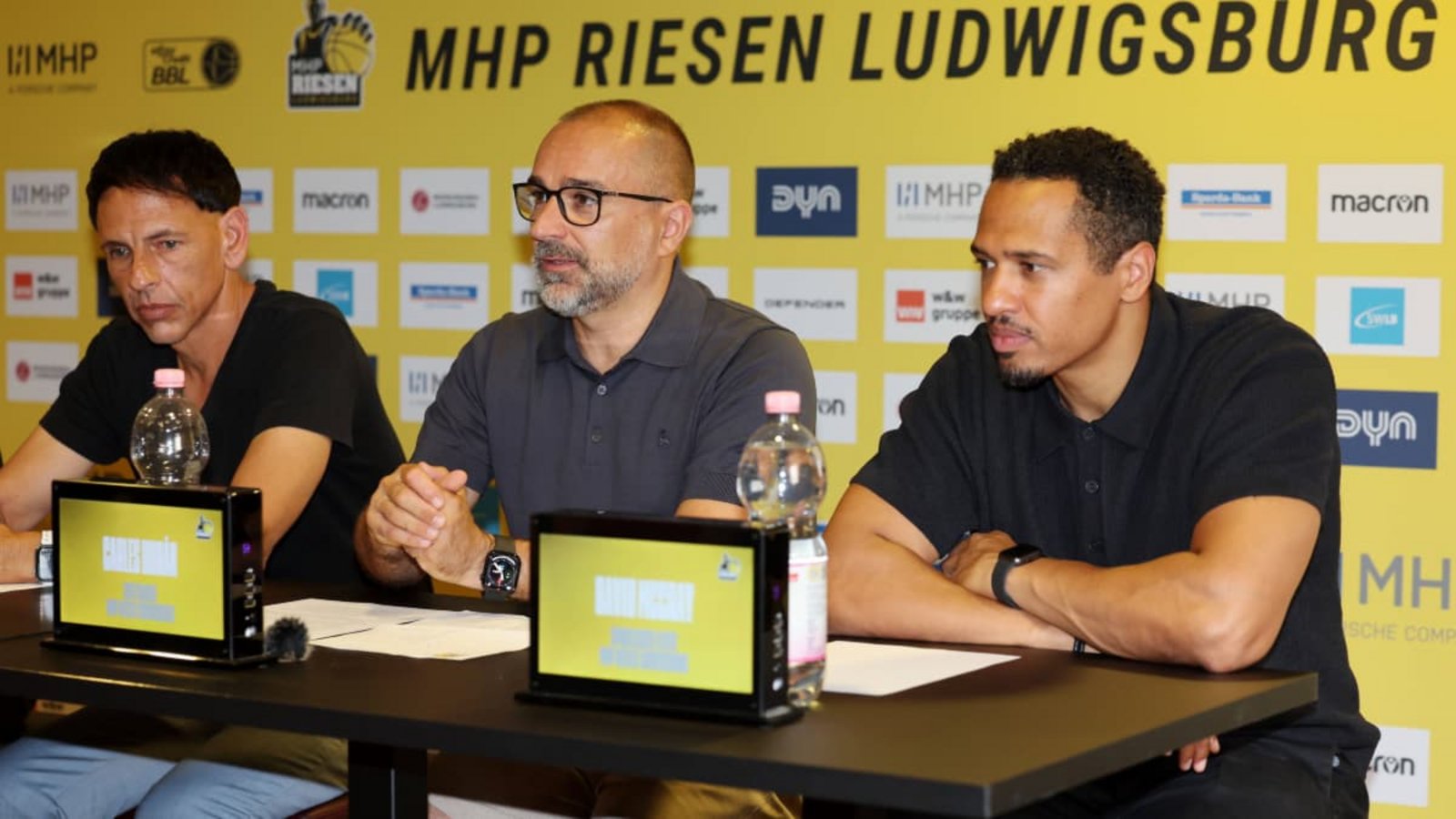 Die Verantwortlichen, die die Ludwigsburger Basketballer in eine neue Ära führen wollen (v. li.): der Vorsitzende Alexander Reil, der Trainer Carles Durán und der Sportliche Leiter David McCrayIMAGO/Julia Rahn Die Verantwortlichen, die die Ludwigsburger Basketballer in eine neue Ära führen wollen (v. li.): der Vorsitzende Alexander Reil, der Trainer Carles Durán und der Sportliche Leiter David McCrayIMAGO/Julia Rahn