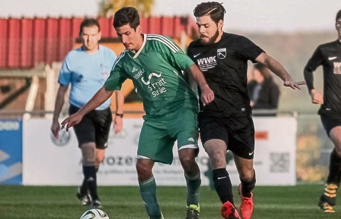 Nur mit einem Sieg haben Matthias Knapp (links) und der SV Iptingen noch eine Chance auf den direkten Klassenerhalt. Foto: Simecek