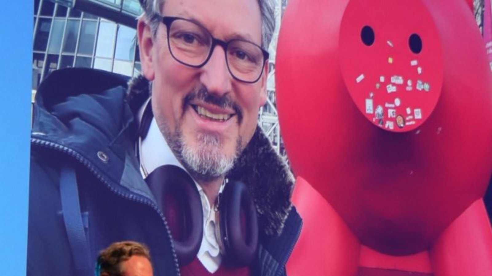 Hat auch einen Streifzug durch Ludwigsburg unternommen, wie während des Vortrags zu sehen ist: Dr. Eckart von Hirschhausen, hier mit dem Sparkassen-Schwein.