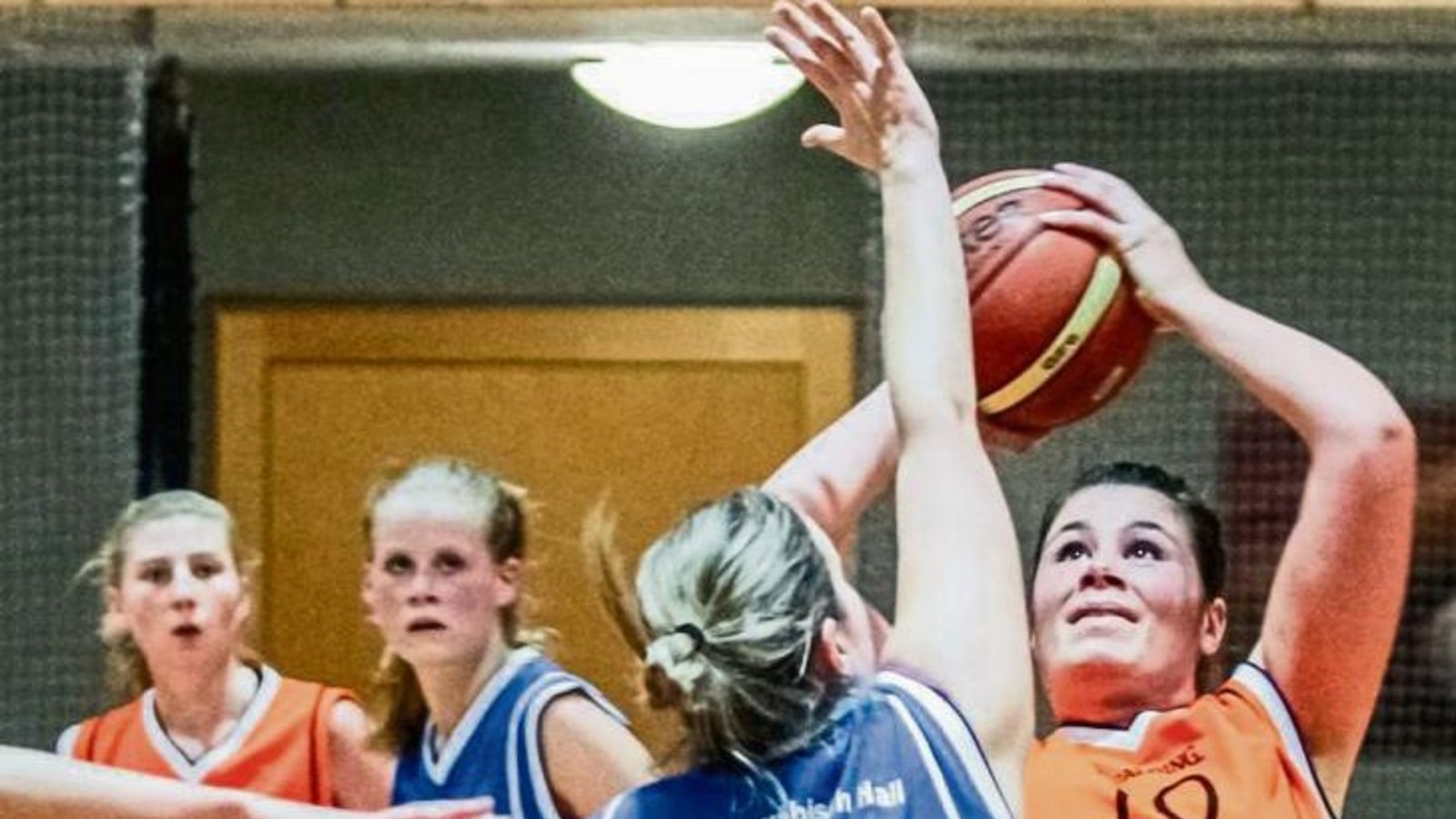 Nadja Schuldes (rechts) nimmt gegen Karin Braun Maß. Doch in einer fünf Minuten dauernden Schwächephase brachte sich die BSG um alle Chancen auf einen Sieg. Foto: Simecek