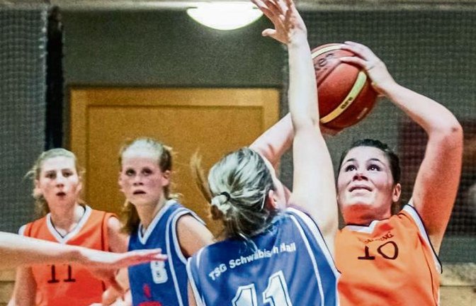 Nadja Schuldes (rechts) nimmt gegen Karin Braun Maß. Doch in einer fünf Minuten dauernden Schwächephase brachte sich die BSG um alle Chancen auf einen Sieg. Foto: Simecek