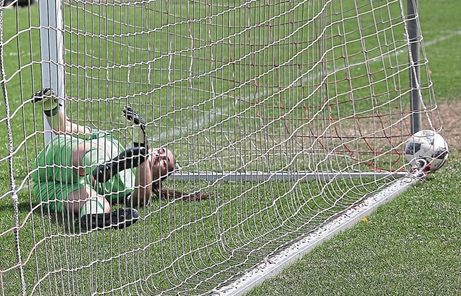 Ines Strohmair ist bedient. Fünf Mal musste sie hinter sich greifen, und dabei kamen einige der Gegentore im Pokal-Halbfinale auf äußerst ärgerliche Weise zustande. Foto: Küppers
