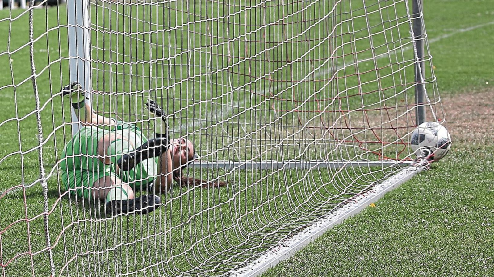 Ines Strohmair ist bedient. Fünf Mal musste sie hinter sich greifen, und dabei kamen einige der Gegentore im Pokal-Halbfinale auf äußerst ärgerliche Weise zustande. Foto: Küppers Ines Strohmair ist bedient. Fünf Mal musste sie hinter sich greifen, und dabei kamen einige der Gegentore im Pokal-Halbfinale auf äußerst ärgerliche Weise zustande. Foto: Küppers