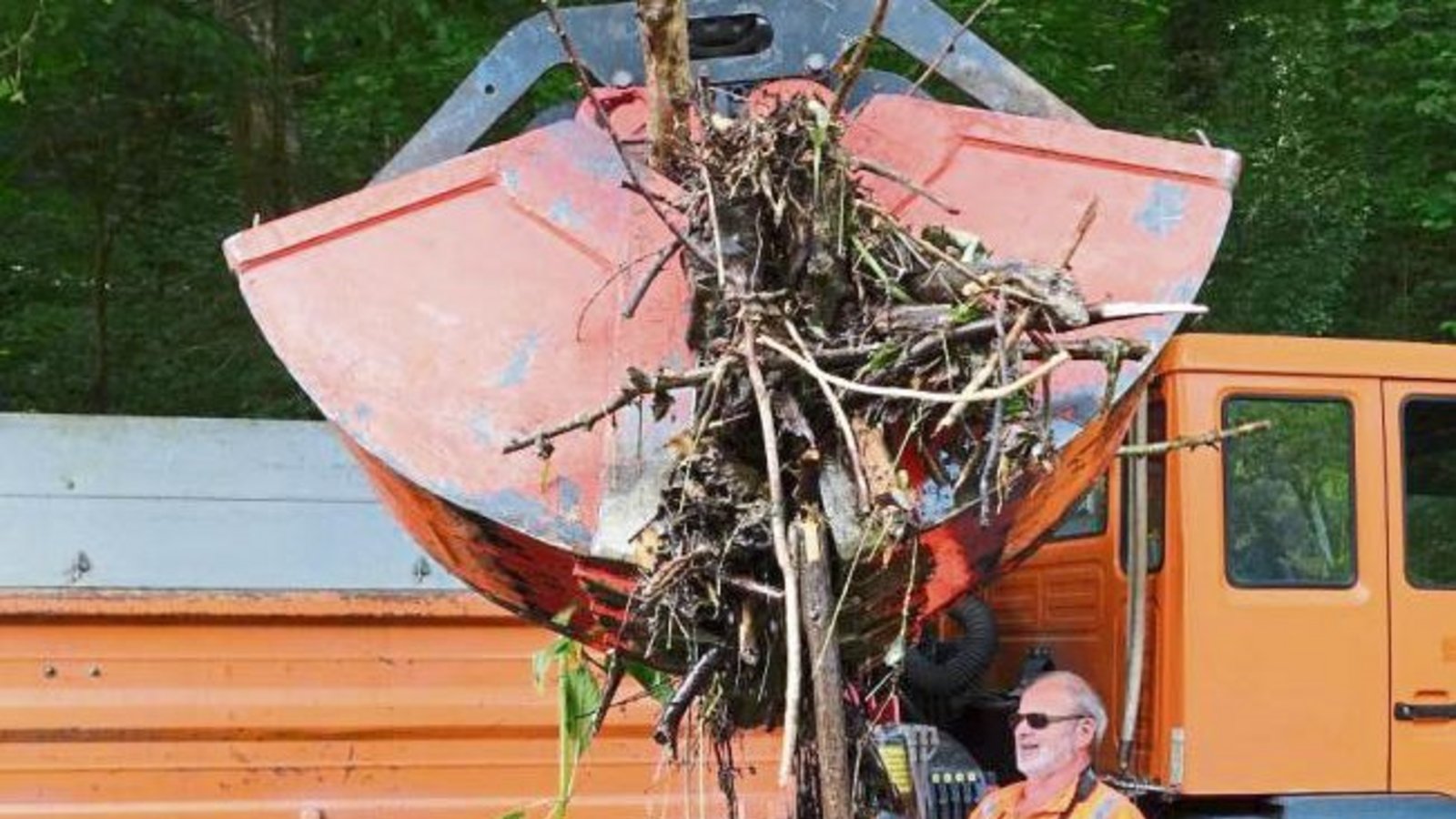 Viel Regen bringt viel Treibgut und Arbeit für den Bauhof mit sich, wie hier im Auricher Kreuzbachtal. Foto: Rücker Viel Regen bringt viel Treibgut und Arbeit für den Bauhof mit sich, wie hier im Auricher Kreuzbachtal. Foto: Rücker