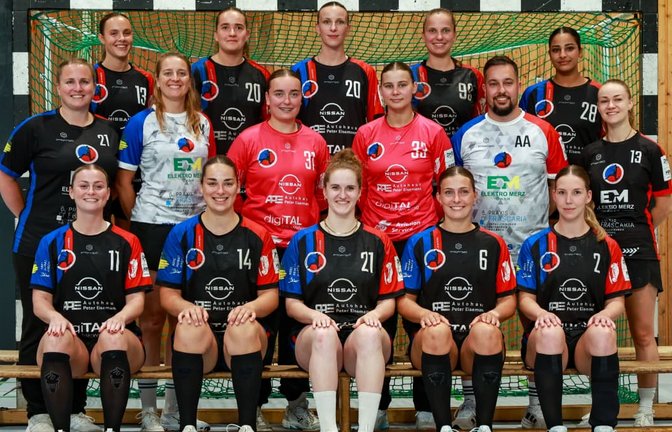 Das Handball-Team des HC Schmiden/Oeffingen in der Regionalliga-Saison 2026/2027 – hintere Reihe, von links: Chiara Baur (nicht mehr dabei), Marleen Gaiser, Stefanie Schulz, Silke Lutz, Seema Awad&nbsp;– mittlere Reihe, von links: Torwart-Trainerin Tabea Heidecker, Co-Trainerin Denise Kunicke, Samia Hornung, Chantal Schmid, Trainer Adrian Awad, Physiotherapeutin Desiree Uhlmann&nbsp;– vordere Reihe von links: Linda Leukert, Celina Epp, Maike Kienzlen, Larissa Bürkle, Sara Kuhrt. Es fehlen: Kaja Ehrhardt, Marina Markovic, Fiona Paul, Maja Haak und Kira Haase.<span class='image-autor'>Günter Schmid</span>