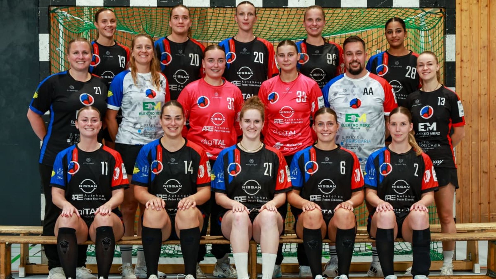 Das Handball-Team des HC Schmiden/Oeffingen in der Regionalliga-Saison 2026/2027 – hintere Reihe, von links: Chiara Baur (nicht mehr dabei), Marleen Gaiser, Stefanie Schulz, Silke Lutz, Seema Awad&nbsp;– mittlere Reihe, von links: Torwart-Trainerin Tabea Heidecker, Co-Trainerin Denise Kunicke, Samia Hornung, Chantal Schmid, Trainer Adrian Awad, Physiotherapeutin Desiree Uhlmann&nbsp;– vordere Reihe von links: Linda Leukert, Celina Epp, Maike Kienzlen, Larissa Bürkle, Sara Kuhrt. Es fehlen: Kaja Ehrhardt, Marina Markovic, Fiona Paul, Maja Haak und Kira Haase.Günter Schmid