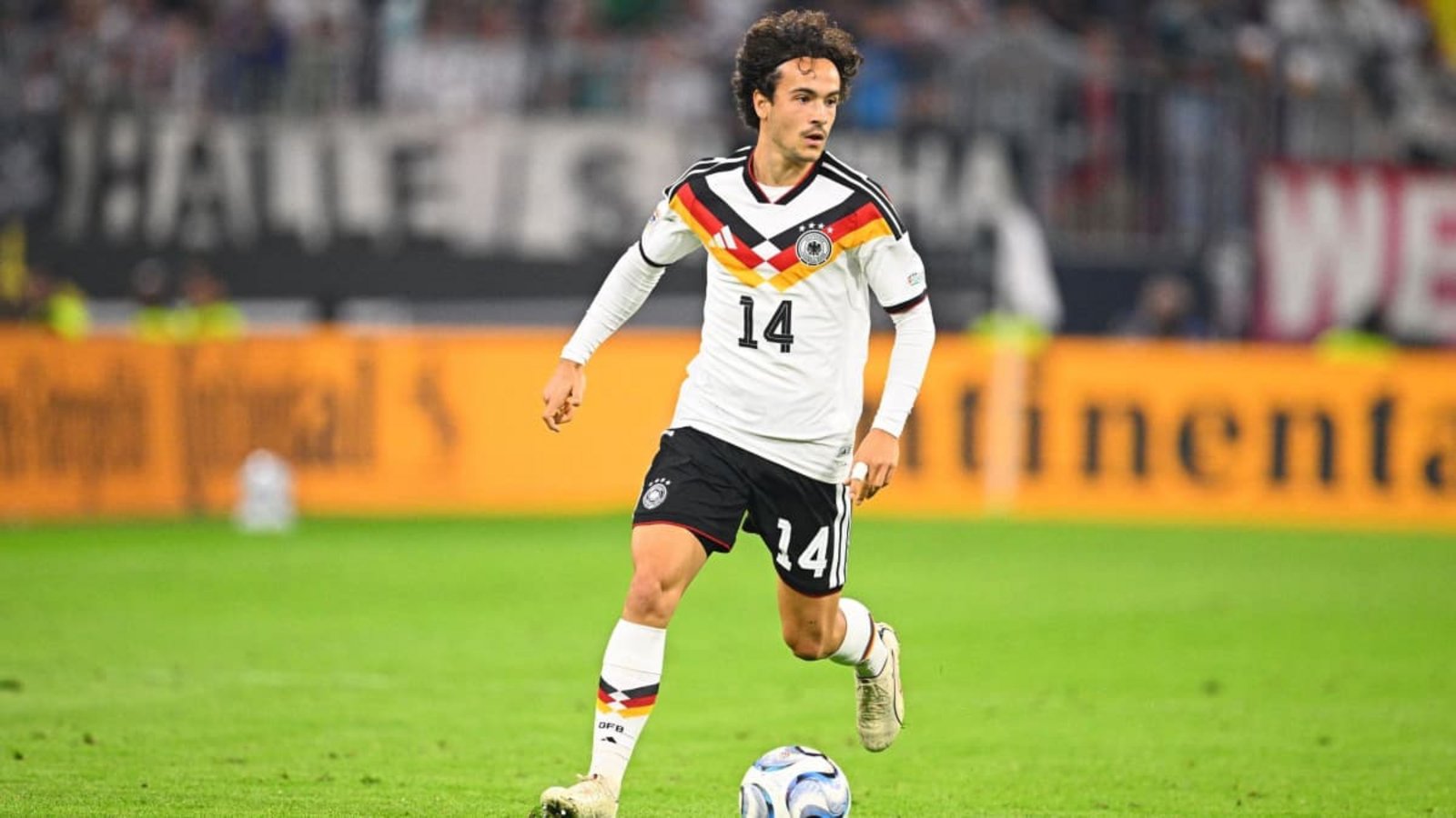 Mika Baur am Ball für Deutschland: Ein Traum erfüllt sich für den ehemaligen VfB-Jugendspieler.Tom Weller/dpa