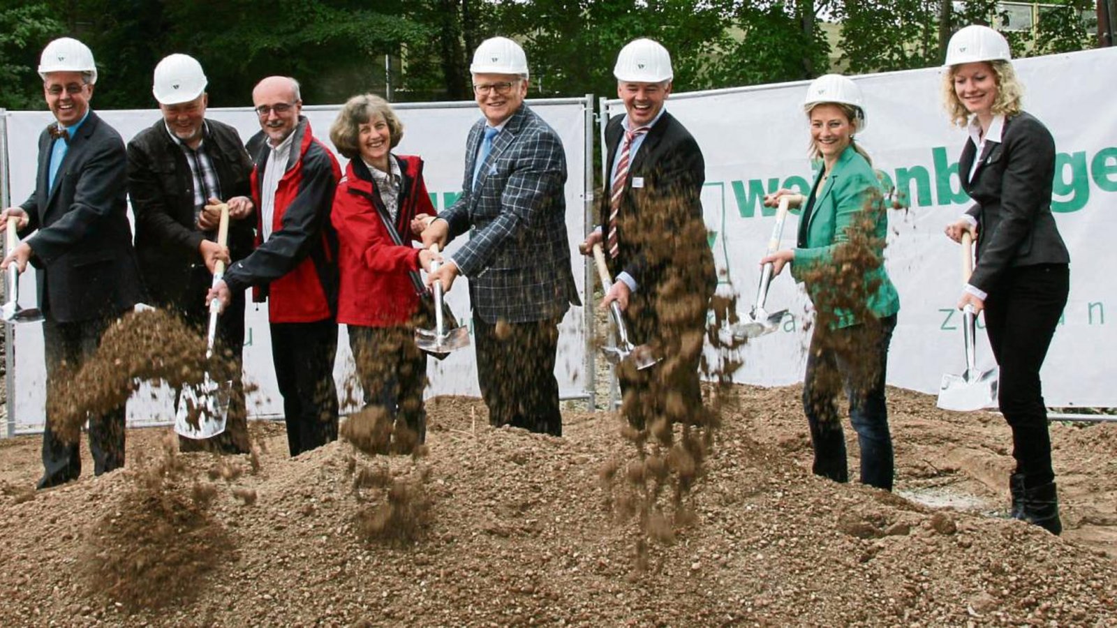 An den Spaten von links: Vizelandrat Wolfgang Herz; Klaus Kluge, der evangelische Pfarrer Wolfgang Schlecht und Veronika Ebhart (katholische Kirchengemeinde Illingen) vom Arbeitskreis Asyl Illingen; Landrat Karl Röckinger; Prokurist Sascha Baird; Miriam Mayer, Leiterin des Amts für Technische Dienste im Landratsamt und Laura König von der Diakonie im Enzkreis. Fotos: Rücker An den Spaten von links: Vizelandrat Wolfgang Herz; Klaus Kluge, der evangelische Pfarrer Wolfgang Schlecht und Veronika Ebhart (katholische Kirchengemeinde Illingen) vom Arbeitskreis Asyl Illingen; Landrat Karl Röckinger; Prokurist Sascha Baird; Miriam Mayer, Leiterin des Amts für Technische Dienste im Landratsamt und Laura König von der Diakonie im Enzkreis. Fotos: Rücker