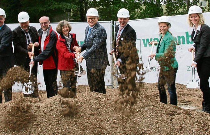 An den Spaten von links: Vizelandrat Wolfgang Herz; Klaus Kluge, der evangelische Pfarrer Wolfgang Schlecht und Veronika Ebhart (katholische Kirchengemeinde Illingen) vom Arbeitskreis Asyl Illingen; Landrat Karl Röckinger; Prokurist Sascha Baird; Miriam Mayer, Leiterin des Amts für Technische Dienste im Landratsamt und Laura König von der Diakonie im Enzkreis.  Fotos: Rücker