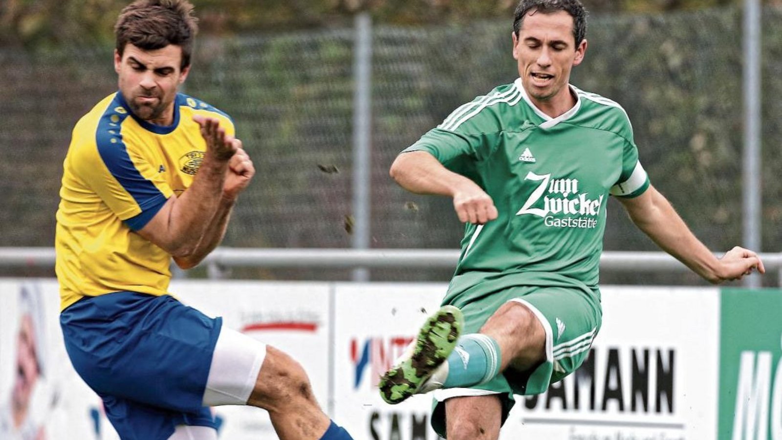 Iptingens Torschütze Benjamin Rapp (rechts) kämpft mit Jochen Stahn um das Leder. Am Ende hat der TSV Nussdorf die Nase vorn. Foto: Küppers Iptingens Torschütze Benjamin Rapp (rechts) kämpft mit Jochen Stahn um das Leder. Am Ende hat der TSV Nussdorf die Nase vorn. Foto: Küppers