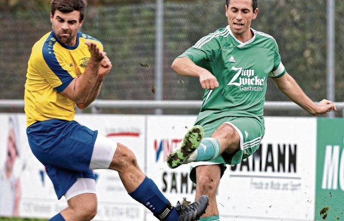 Iptingens Torschütze Benjamin Rapp (rechts) kämpft mit Jochen Stahn um das Leder. Am Ende hat der TSV Nussdorf die Nase vorn. Foto: Küppers