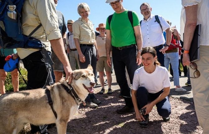 Hundefreundin: Auf Sommertour mit Ehemann Cem Özdemir im Nationalpark Schwarzwald sucht Flavia Zaka Kontakt zu dem Vierbeiner eines Rangers.<span class='image-autor'>Staatsministerium BW/Peter HermannFlavia Zaka kommt voller frischer Eindrücke und gut gelaunt zum Treffpunkt in einem Stuttgarter Café-Hinterhof. Sie hat ein paar freie Tage mit Ehemann Cem und dessen beiden Kindern in Albanien hinter sich, dem Land, in dem sie bis zum zwölften Lebensjahr aufwuchs. Und gerade war sie quer durchs Land bei einigen Stationen von Özdemirs politischer Sommertour dabei: Nationalpark, dürregestresste Landwirte, Gewaltambulanz, Bergwacht.</span>