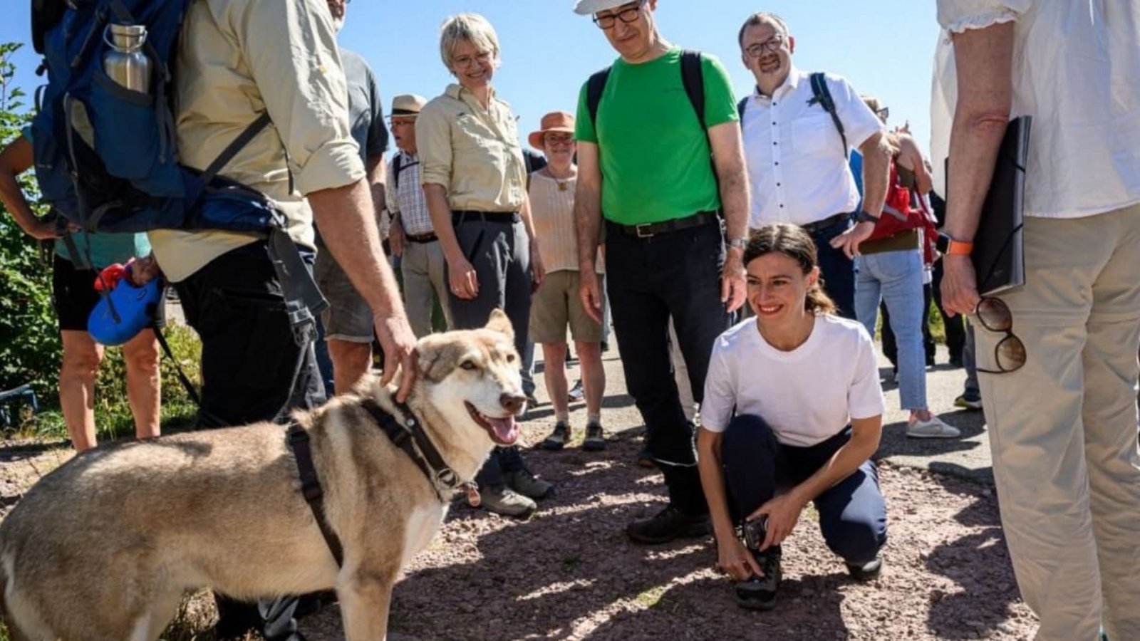 Hundefreundin: Auf Sommertour mit Ehemann Cem Özdemir im Nationalpark Schwarzwald sucht Flavia Zaka Kontakt zu dem Vierbeiner eines Rangers.Staatsministerium BW/Peter HermannFlavia Zaka kommt voller frischer Eindrücke und gut gelaunt zum Treffpunkt in einem Stuttgarter Café-Hinterhof. Sie hat ein paar freie Tage mit Ehemann Cem und dessen beiden Kindern in Albanien hinter sich, dem Land, in dem sie bis zum zwölften Lebensjahr aufwuchs. Und gerade war sie quer durchs Land bei einigen Stationen von Özdemirs politischer Sommertour dabei: Nationalpark, dürregestresste Landwirte, Gewaltambulanz, Bergwacht. Hundefreundin: Auf Sommertour mit Ehemann Cem Özdemir im Nationalpark Schwarzwald sucht Flavia Zaka Kontakt zu dem Vierbeiner eines Rangers.Staatsministerium BW/Peter HermannFlavia Zaka kommt voller frischer Eindrücke und gut gelaunt zum Treffpunkt in einem Stuttgarter Café-Hinterhof. Sie hat ein paar freie Tage mit Ehemann Cem und dessen beiden Kindern in Albanien hinter sich, dem Land, in dem sie bis zum zwölften Lebensjahr aufwuchs. Und gerade war sie quer durchs Land bei einigen Stationen von Özdemirs politischer Sommertour dabei: Nationalpark, dürregestresste Landwirte, Gewaltambulanz, Bergwacht.