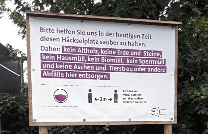 Die Hoffnung, dass sich alle mal an die Regeln halten, stirbt zuletzt, wie das noch junge Schild am Auricher Häckselplatz zeigt.  Foto: Rücker