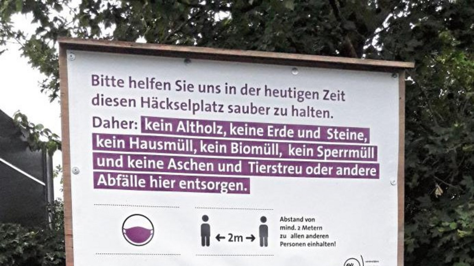 Die Hoffnung, dass sich alle mal an die Regeln halten, stirbt zuletzt, wie das noch junge Schild am Auricher Häckselplatz zeigt. Foto: Rücker Die Hoffnung, dass sich alle mal an die Regeln halten, stirbt zuletzt, wie das noch junge Schild am Auricher Häckselplatz zeigt. Foto: Rücker