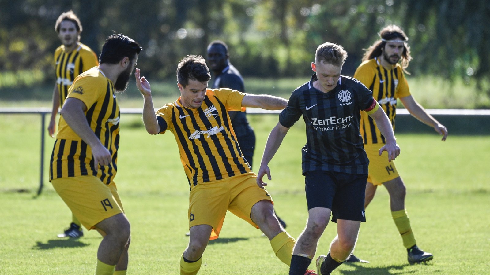 Deniz Ugurlu (links) und Marc Bindels (mitte) verlieren mit dem SV Riet deutlich im Test beim TSV Großglattbach. Foto: Archiv/Leitner Deniz Ugurlu (links) und Marc Bindels (mitte) verlieren mit dem SV Riet deutlich im Test beim TSV Großglattbach. Foto: Archiv/Leitner