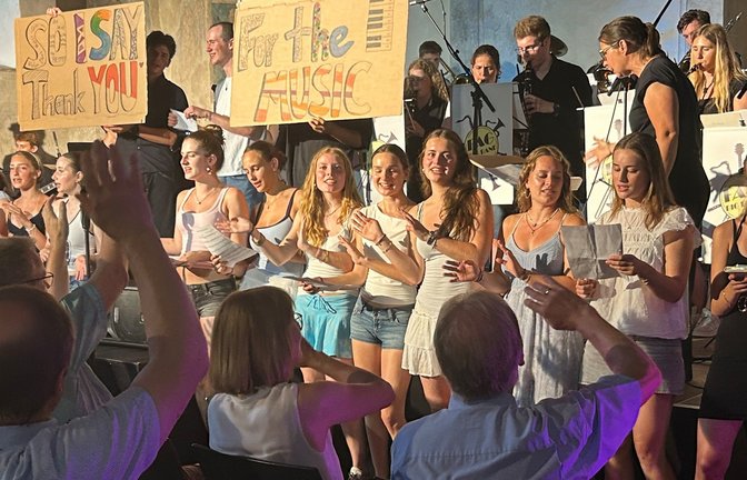 Finales Ständchen für die bisherigen Chor- und Band-Leiter: FAG-Schüler, Lehrer und Gäste stimmen „Thank You for the Music“ an. <span class='image-autor'>Foto: p</span>