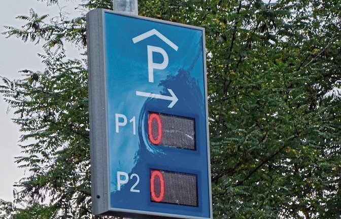 Bei den Pendlern hat sich mittlerweile anscheinend herumgesprochen, dass es ein zweites Parkhaus gibt. Am Vaihinger Bahnhof waren gestern alle Plätze belegt. Foto: Rücker
