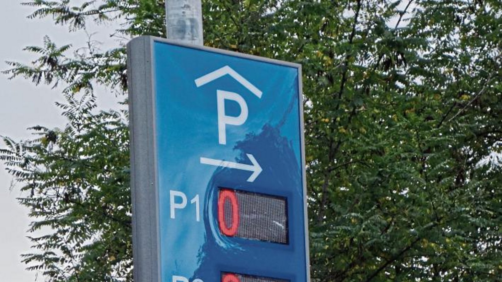 Bei den Pendlern hat sich mittlerweile anscheinend herumgesprochen, dass es ein zweites Parkhaus gibt. Am Vaihinger Bahnhof waren gestern alle Plätze belegt. Foto: Rücker Bei den Pendlern hat sich mittlerweile anscheinend herumgesprochen, dass es ein zweites Parkhaus gibt. Am Vaihinger Bahnhof waren gestern alle Plätze belegt. Foto: Rücker
