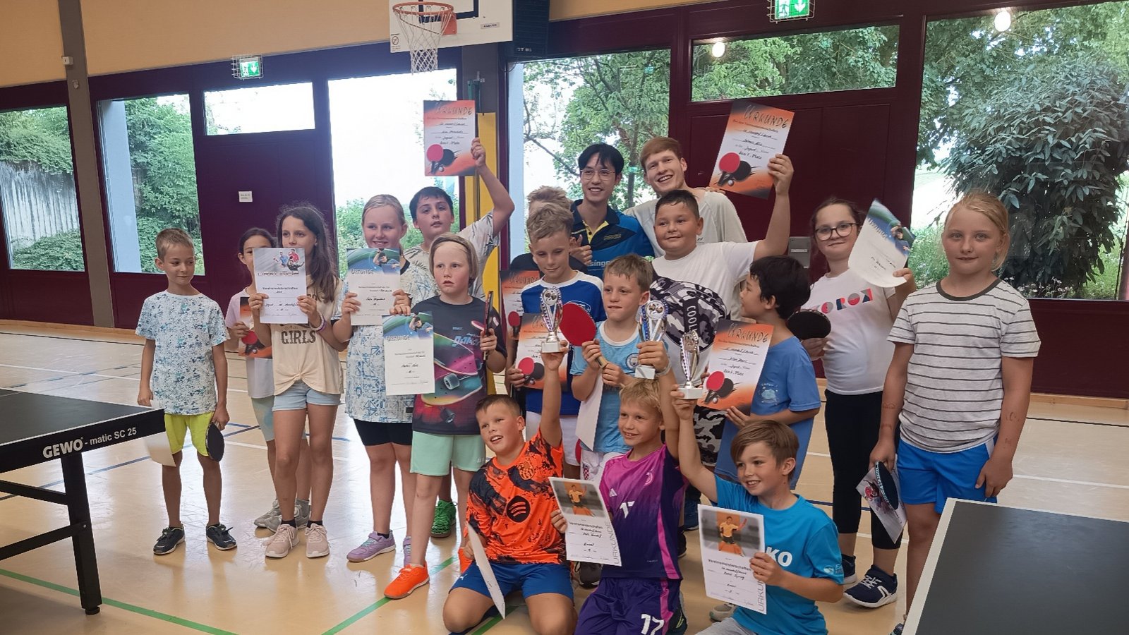 Die Tischtennis-Talente freuen sich über Urkunden und Pokale. Foto: privat Die Tischtennis-Talente freuen sich über Urkunden und Pokale. Foto: privat