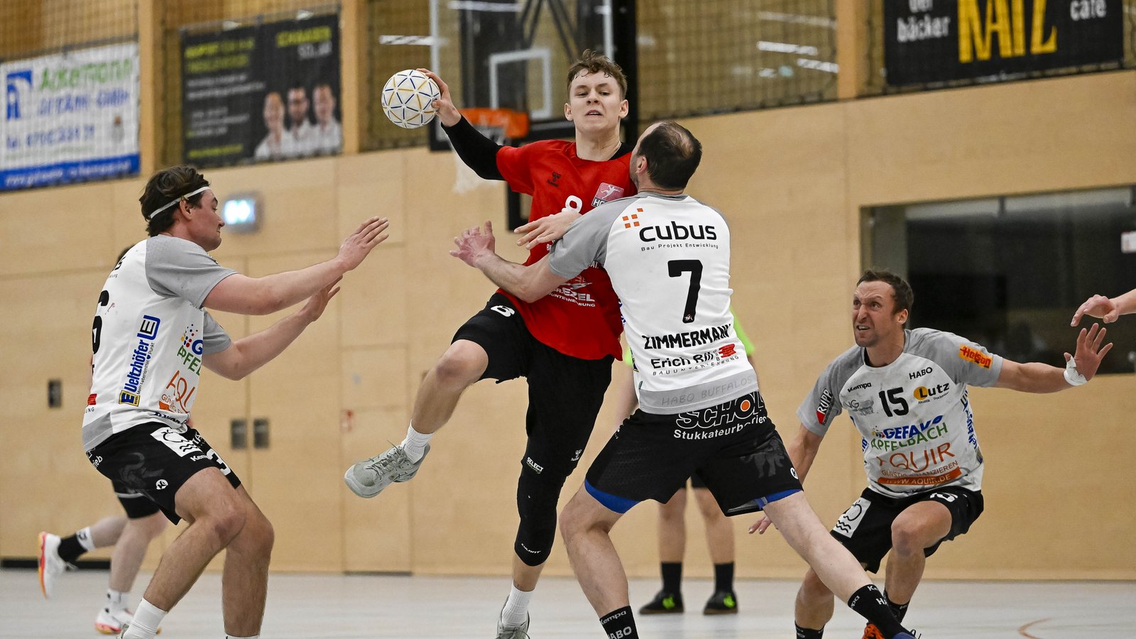 Fabian Fengler (Mitte) will mit dem HC Metter-Enz in Schwäbisch Hall eine Lücke finden. Foto: Leitner