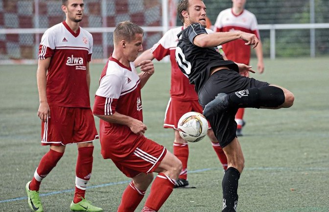Sachsenheims Marco Wolf (in Schwarz) spielt hier den Ball vor Rainer Lederer, doch aus dem Spiel heraus konnte sich gestern keine der beiden Mannschaften im Topspiel der Fußball-Kreisliga B 7 durchsetzen. Die Entscheidung fiel 20 Minuten vor Schluss durch