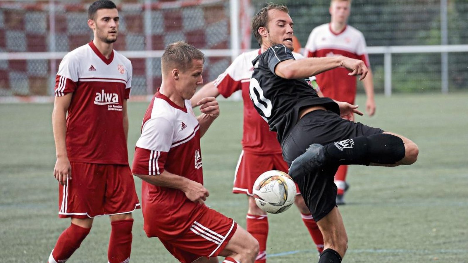 Sachsenheims Marco Wolf (in Schwarz) spielt hier den Ball vor Rainer Lederer, doch aus dem Spiel heraus konnte sich gestern keine der beiden Mannschaften im Topspiel der Fußball-Kreisliga B 7 durchsetzen. Die Entscheidung fiel 20 Minuten vor Schluss durch