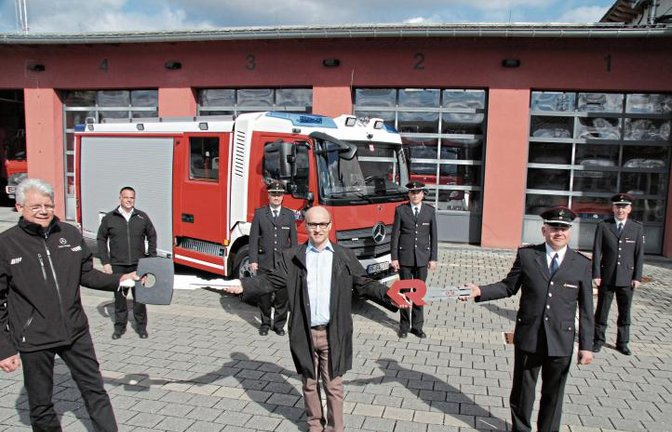Übergabe des neuen Löschfahrzeug (von links): Rainer Knödler (Daimler-Benz), Andreas Heinzinger (Rosenbauer), Kreisbrandmeister Carsten Sorg, Bürgermeister Harald Eiberger, Bernd Wala (stellvertretender Abteilungskommandant), Abteilungs- und Gesamtkommandant Joachim Saalbach, Martin Beller (stellvertretender Gesamtkommandant).  Foto: Banholzer