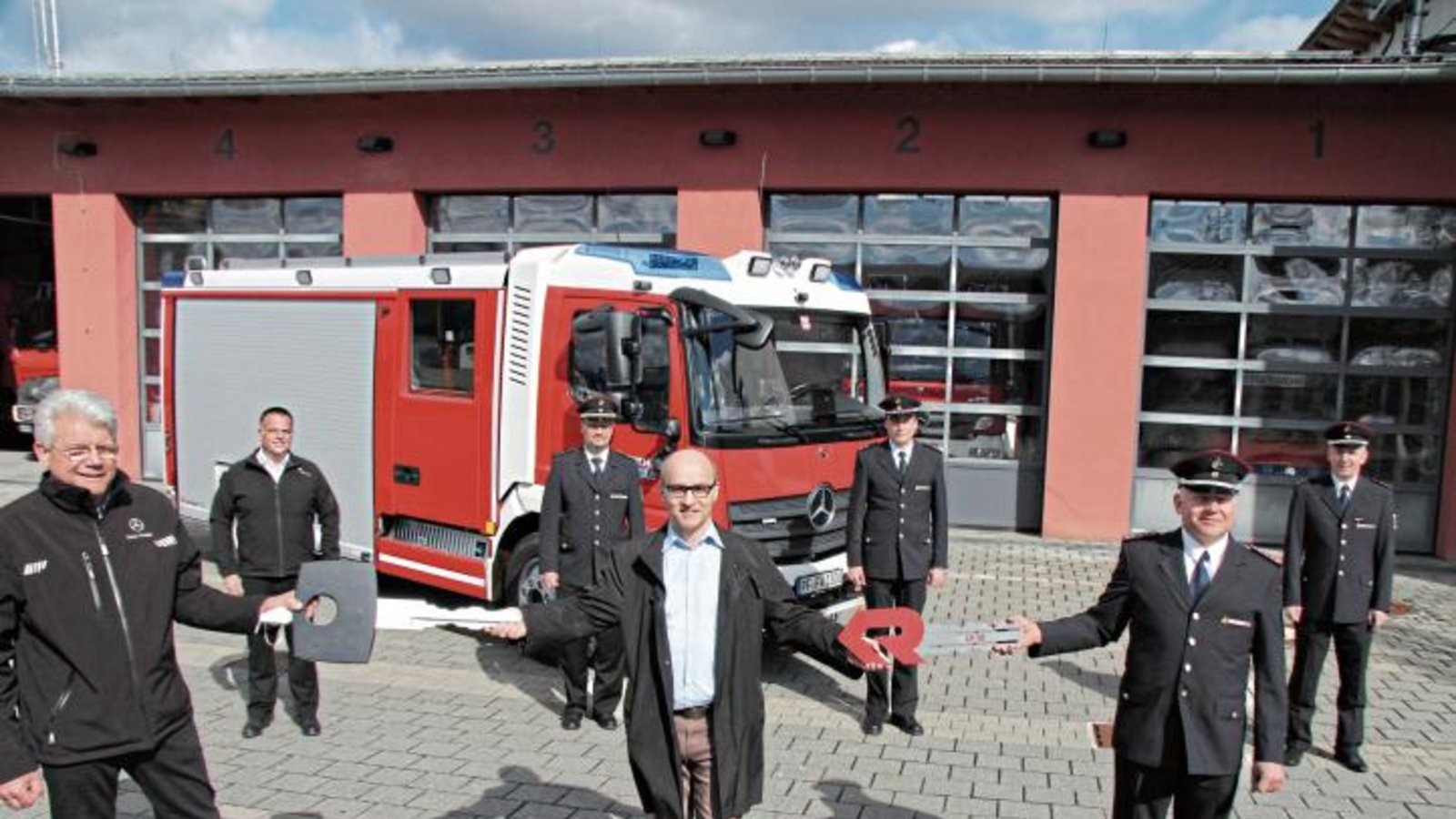 Übergabe des neuen Löschfahrzeug (von links): Rainer Knödler (Daimler-Benz), Andreas Heinzinger (Rosenbauer), Kreisbrandmeister Carsten Sorg, Bürgermeister Harald Eiberger, Bernd Wala (stellvertretender Abteilungskommandant), Abteilungs- und Gesamtkommandant Joachim Saalbach, Martin Beller (stellvertretender Gesamtkommandant). Foto: Banholzer Übergabe des neuen Löschfahrzeug (von links): Rainer Knödler (Daimler-Benz), Andreas Heinzinger (Rosenbauer), Kreisbrandmeister Carsten Sorg, Bürgermeister Harald Eiberger, Bernd Wala (stellvertretender Abteilungskommandant), Abteilungs- und Gesamtkommandant Joachim Saalbach, Martin Beller (stellvertretender Gesamtkommandant). Foto: Banholzer