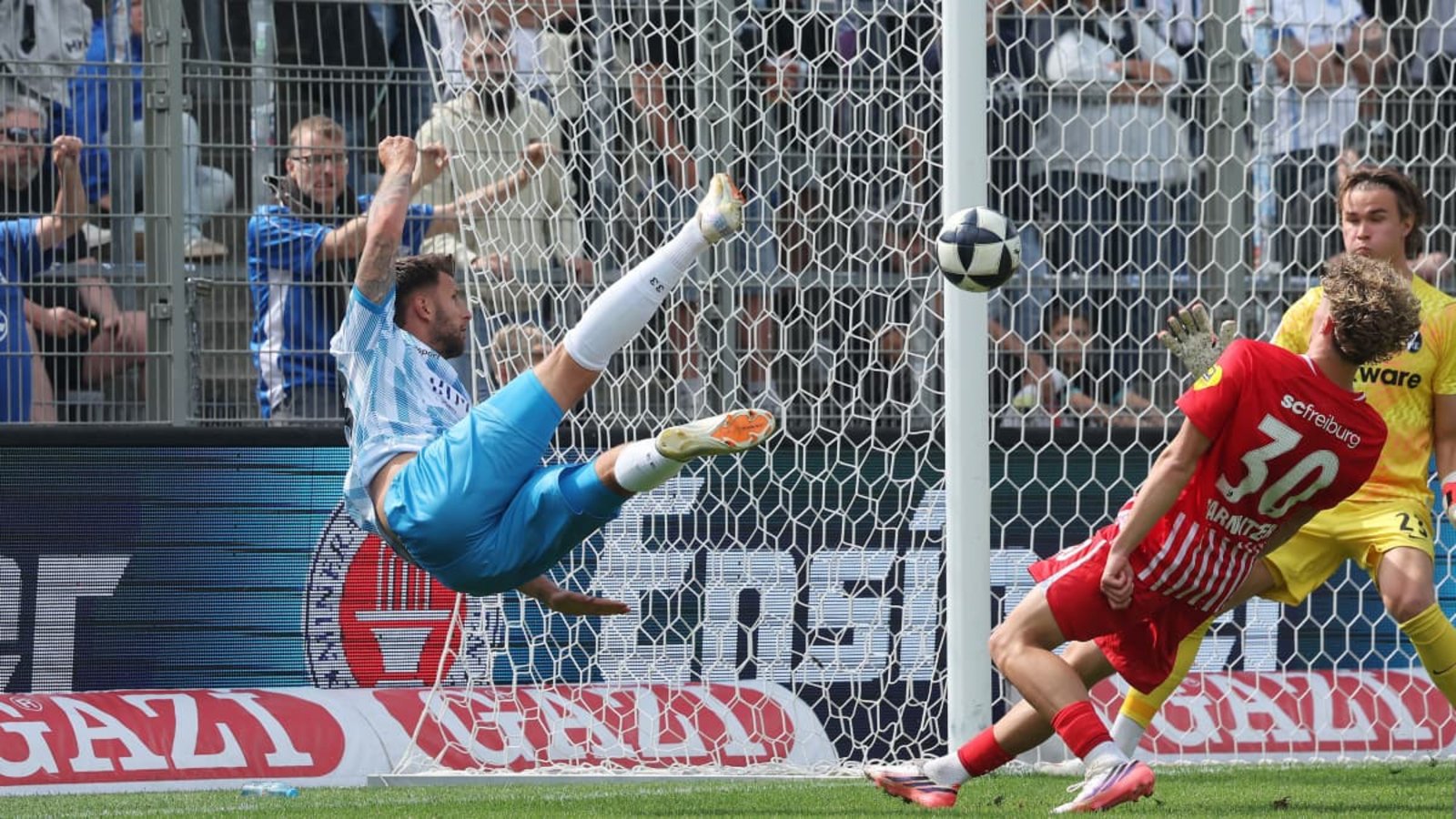 Kickers-Stürmer Dejan Bozic trifft per Seitfallzieher zur 2:1-Führung für die Stuttgarter Kickers&nbsp;– am Ende geht es gegen den SC Freiburg II 2:2 aus.Baumann/Hansi Britsch