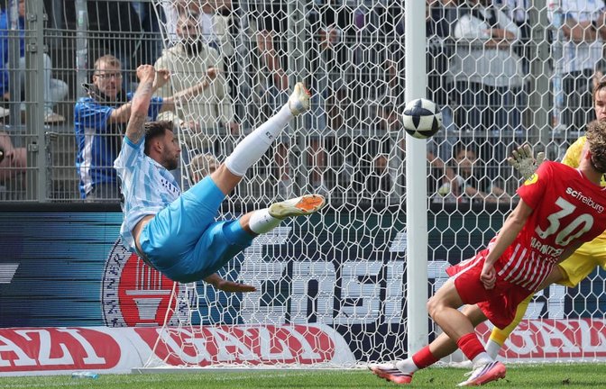Kickers-Stürmer Dejan Bozic trifft per Seitfallzieher zur 2:1-Führung für die Stuttgarter Kickers&nbsp;– am Ende geht es gegen den SC Freiburg II 2:2 aus.<span class='image-autor'>Baumann/Hansi Britsch</span>