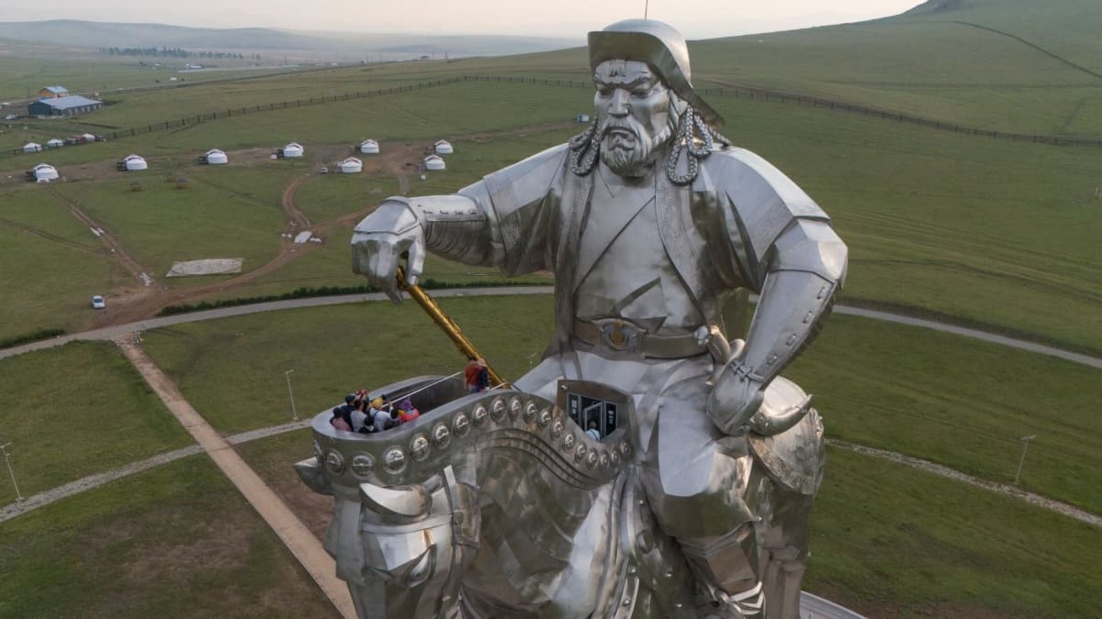Überlebensgroß: Touristen klettern am Stadtrand von Ulaanbaatar auf die 40 Meter hohe Edelstahlstatue von Dschingis Khan. In der Mongolai ist er ein Nationalheld. Die Ausstellung im Berliner Museum für Vor- und Frühgeschichte sieht das differenzierter.Ng Han Guan/AP/dpa Überlebensgroß: Touristen klettern am Stadtrand von Ulaanbaatar auf die 40 Meter hohe Edelstahlstatue von Dschingis Khan. In der Mongolai ist er ein Nationalheld. Die Ausstellung im Berliner Museum für Vor- und Frühgeschichte sieht das differenzierter.Ng Han Guan/AP/dpa